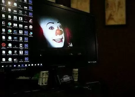 Монитор клоун на заставке