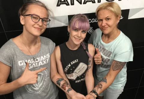 Женское цветное тату на руках