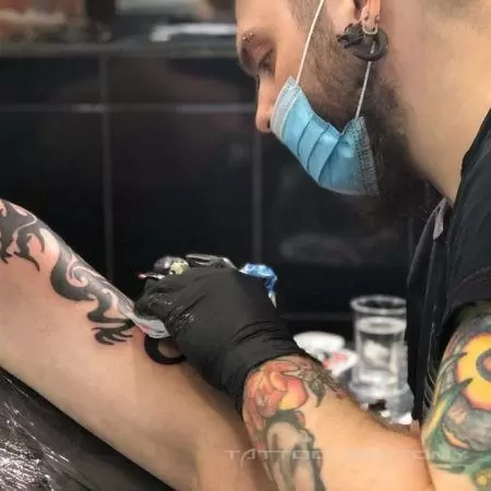 процесс создания татуировки тату мастером