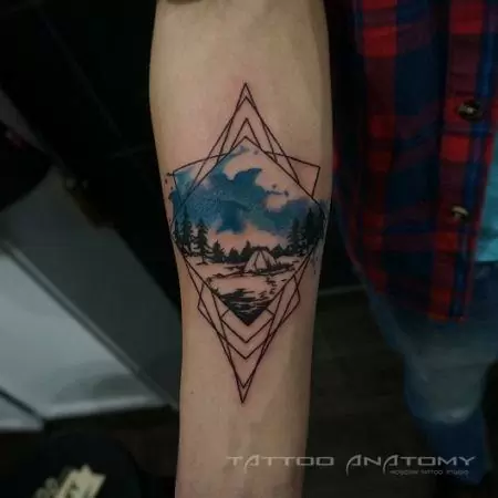 тату в стиле ньюскул на руке горы и палатка
