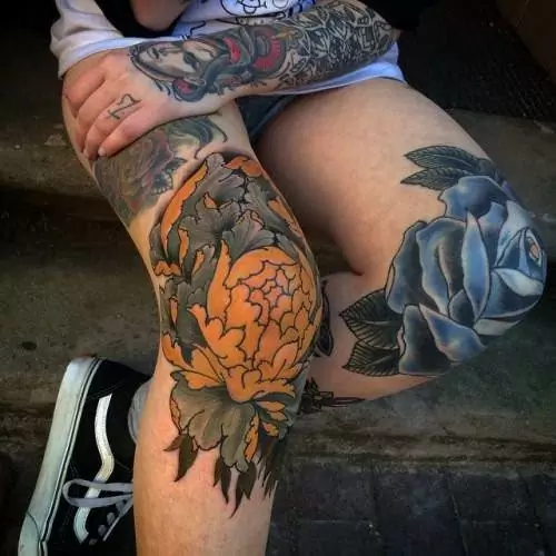 Фото тау на коленях девушки